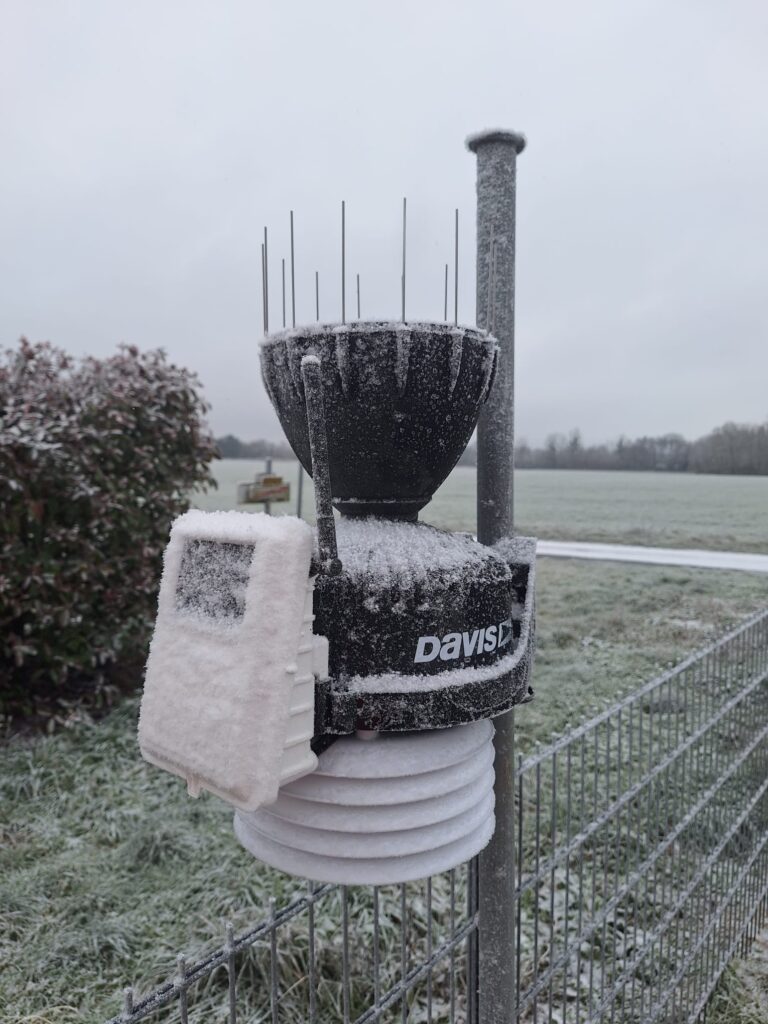 Station météo de Saint-Luperce sous la neige le 5 janvier 2026