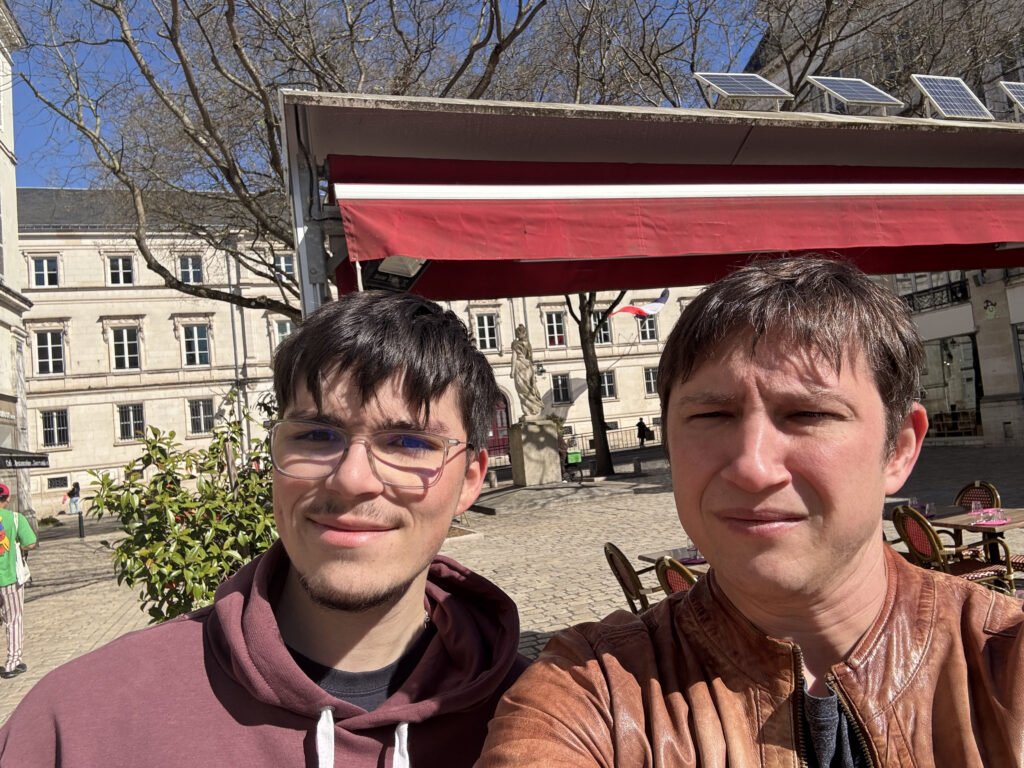 Maël Coupelant à gauche de Jérémy Surcin (climatologue et météorologue chez AMS-Caeli et AirCityWeather) stage