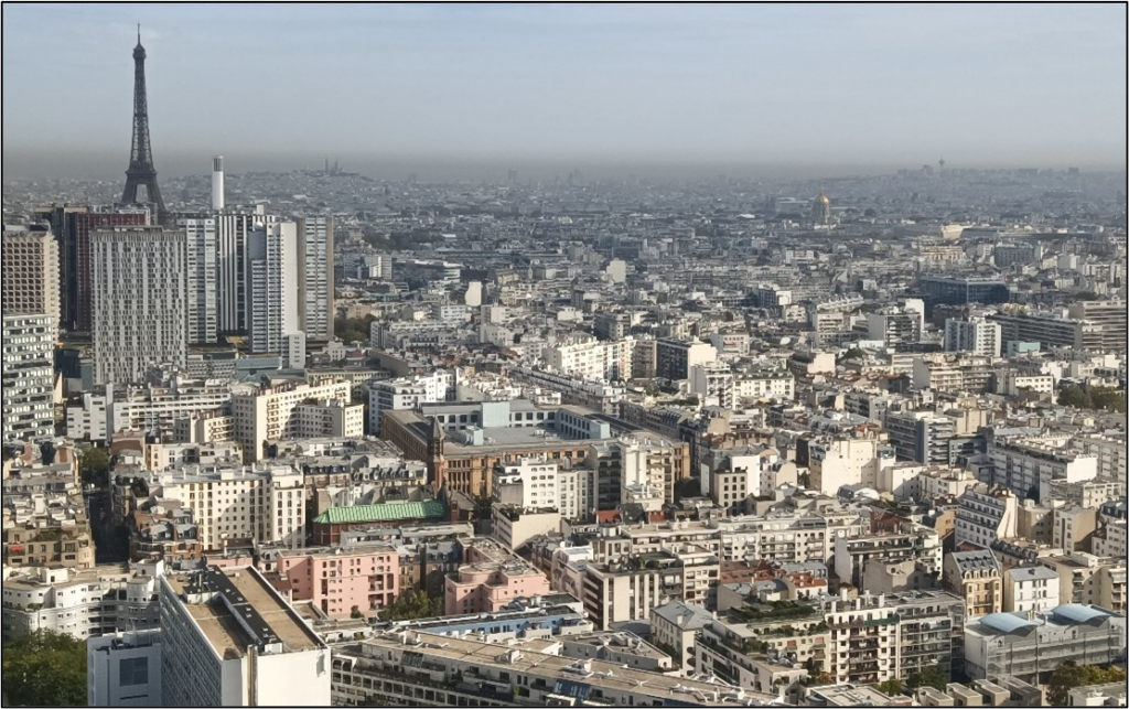 Img.2, Photo de la capitale parisienne polluée prise en haut du ballon Generali, Jeremy Surcin