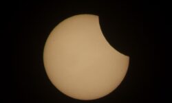 ÉCLIPSE PARTIELLE DE SOLEIL LE 29 MARS 2025 : QUAND ET COMMENT L’OBSERVER EN TOUTE SÉCURITÉ ?